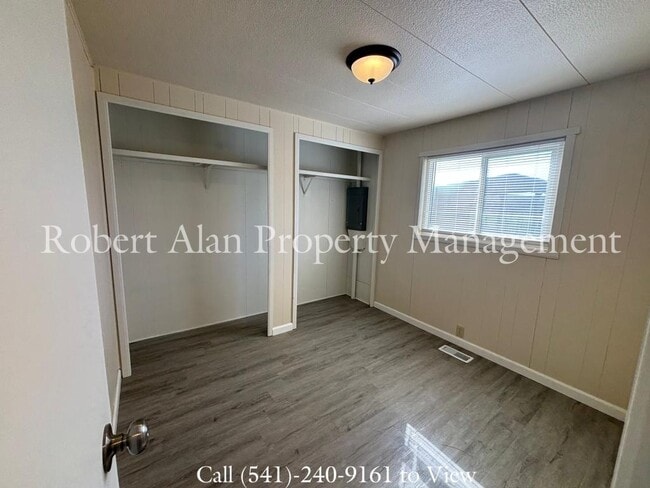 Building Photo - 4008 NE Riverside Ave