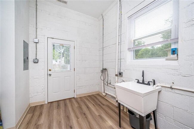 Building Photo - 4106 Grove Ave