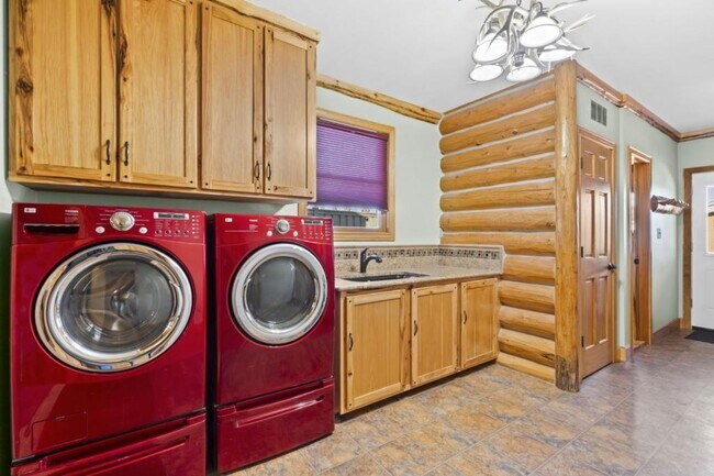 Building Photo - 306 Lona Dr