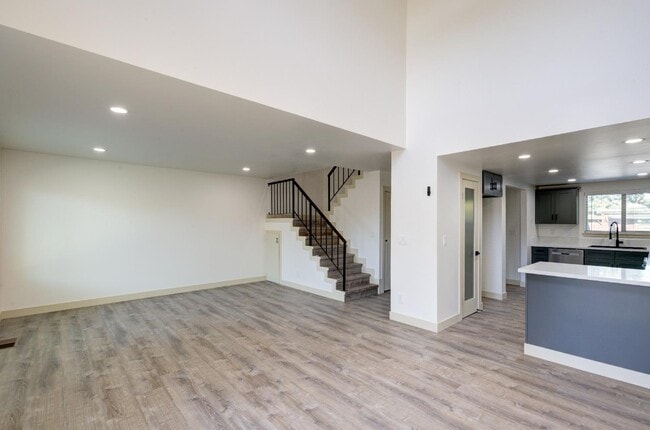 Building Photo - 1208 Rose Ave