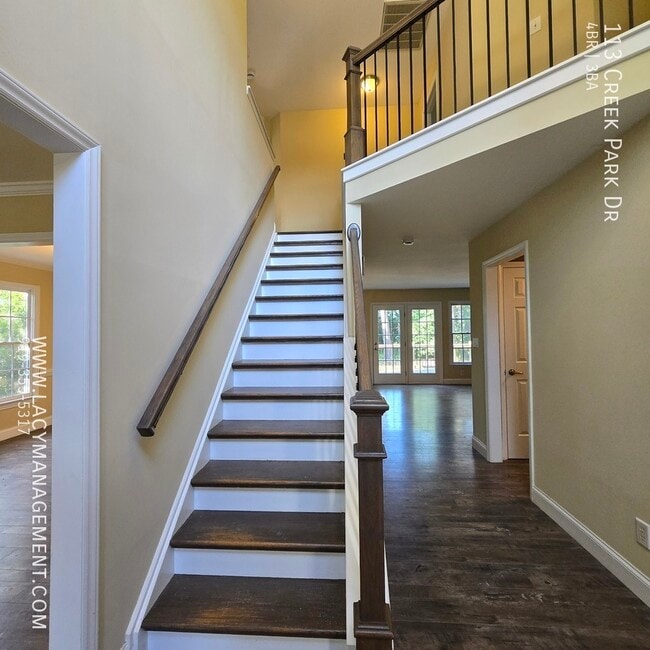 Building Photo - 113 Creek Park Dr