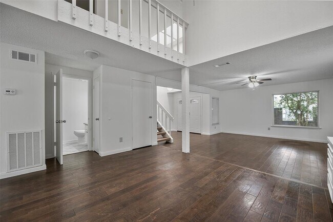 Building Photo - 2387 Crescent Park Dr