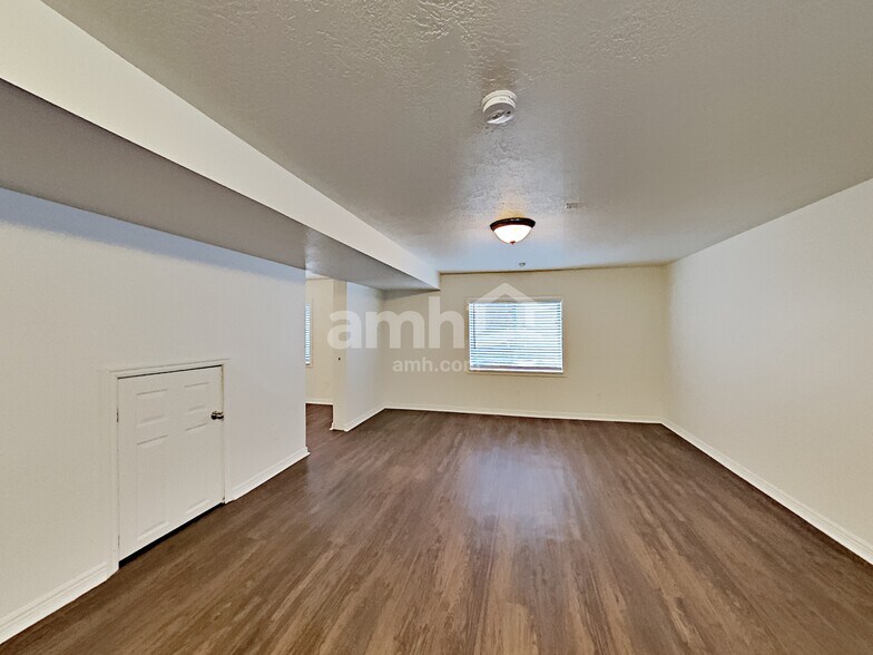 Building Photo - 4384 Maple Dr