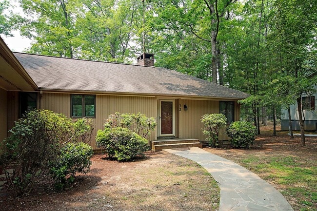 Building Photo - One-Level Living in Gated Lake Monticello
