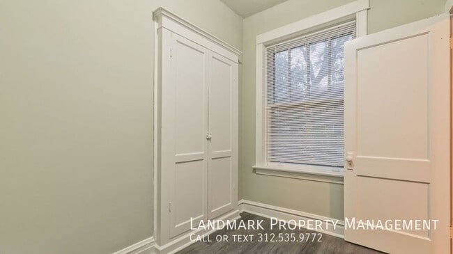 Building Photo - 2132 W Haddon-Unit 2