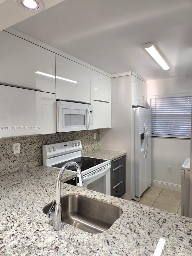 Building Photo - 10315 NW 9th St Cir