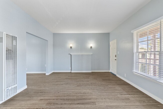 Interior Photo - 2010 Pine Avenue