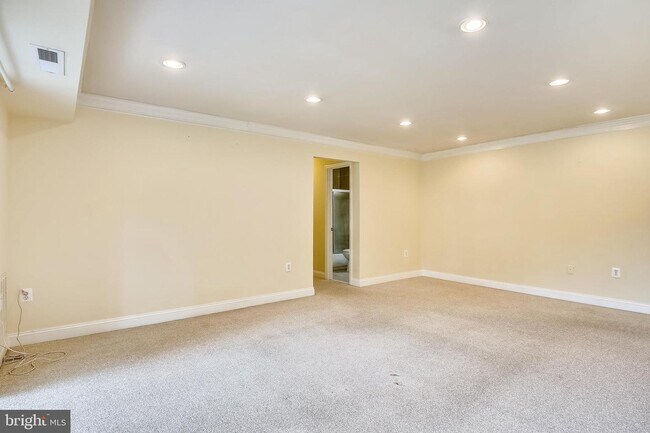 Building Photo - 1952 Kennedy Dr