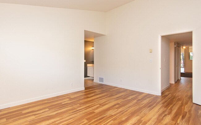 Building Photo - 4637 Park Dr