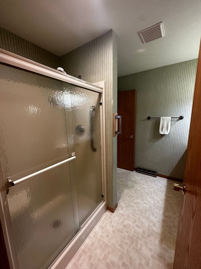 Building Photo - Charming 2-Bedroom, 2-Bathroom Home Overlo...