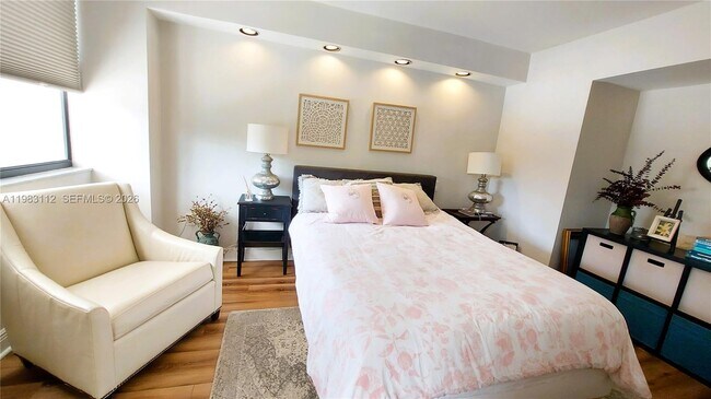 Building Photo - 3375 N Country Club Dr