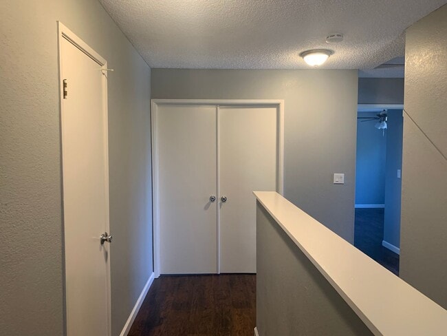 Building Photo - Desirable Brentwood Neighborhood!