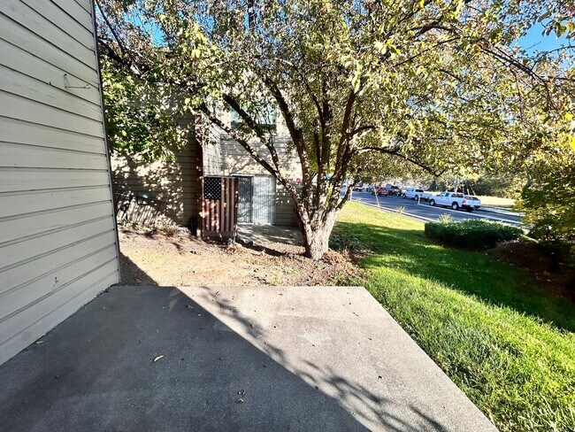 Building Photo - Spacious 2 Bed, 1 Bath on South Hill!