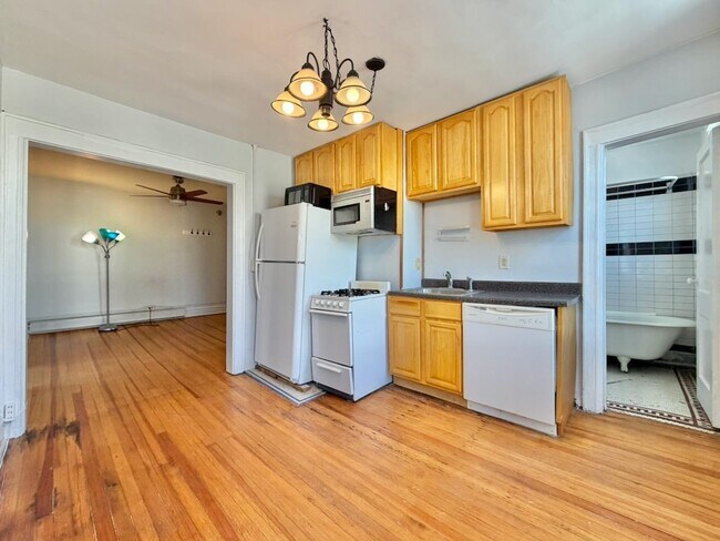 Building Photo - 409 Monmouth St