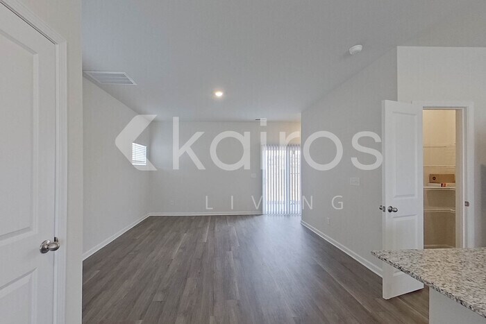 Building Photo - 2167 Banyon Cir