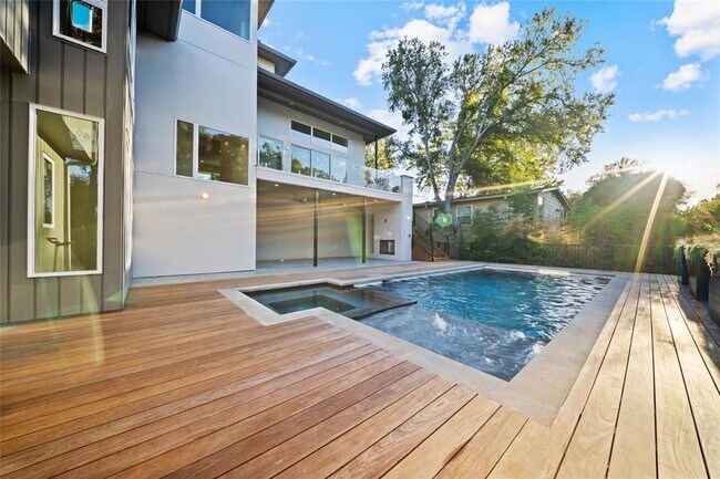 Building Photo - 2904 Westhill Dr