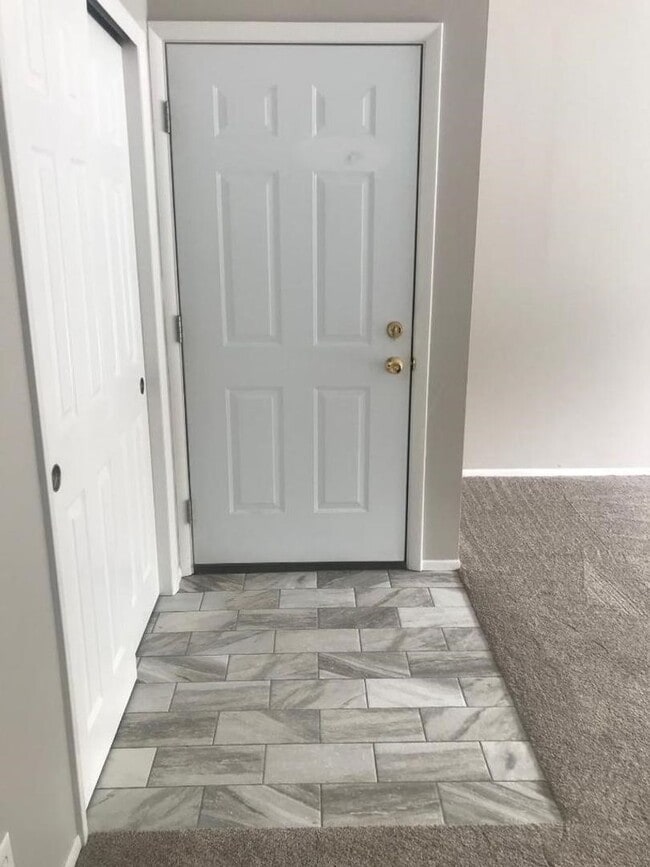 Building Photo - 2 bedroom 1 bath close to 23