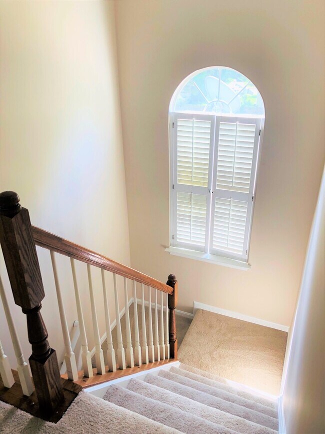 Building Photo - Available NOW!! HOME IN PARK RIDGE