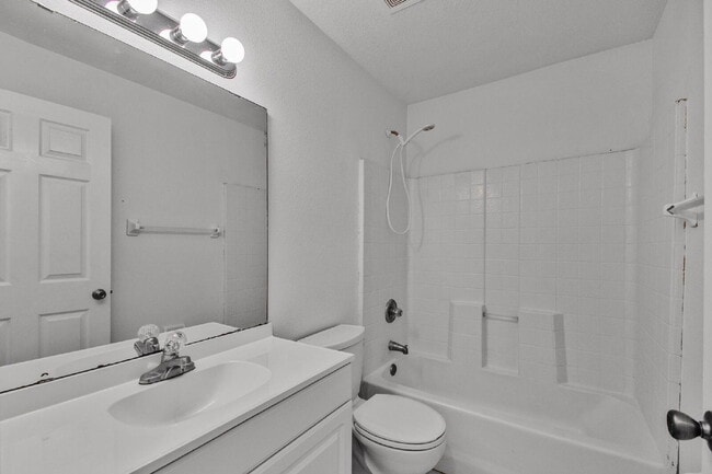 Building Photo - Quiet Cul De Sac location