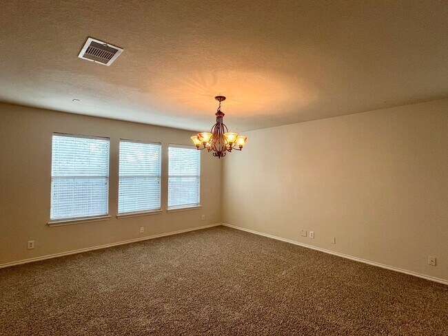 Building Photo - Large 3/2.5 ~ Conveniently located to JBSA Lackland and JBSA Kelly Field Annex ~ Move in Ready!