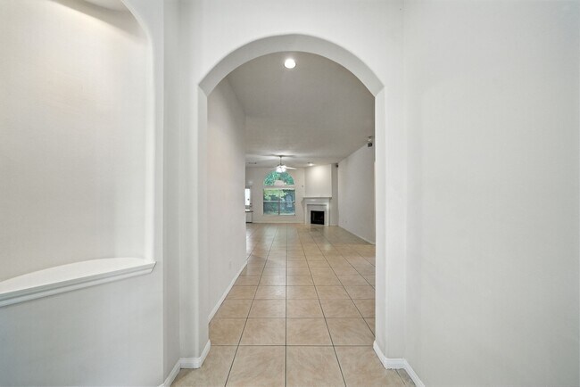 Building Photo - 1626 Maryvale Dr