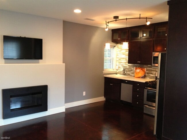 Building Photo - 2 br, 1 bath  - 120 Eastern Ave SE Apt 7