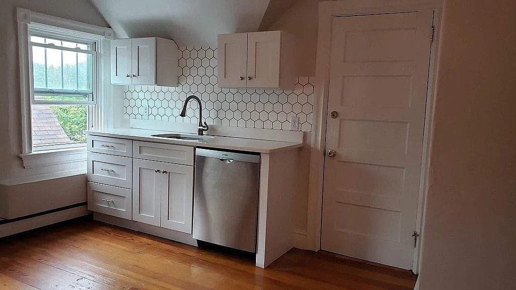 Dishwasher, sink - 42 Hidden St