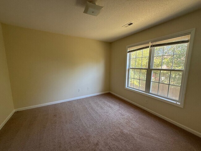 Building Photo - Two bedroom, 1.5 townhouse in Graham (Park...