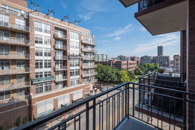 Building Photo - 1000 W Adams St