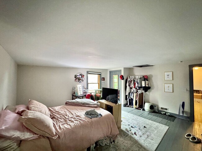 Building Photo - Spacious 4 bed/2 bath on Victor Mins. from...
