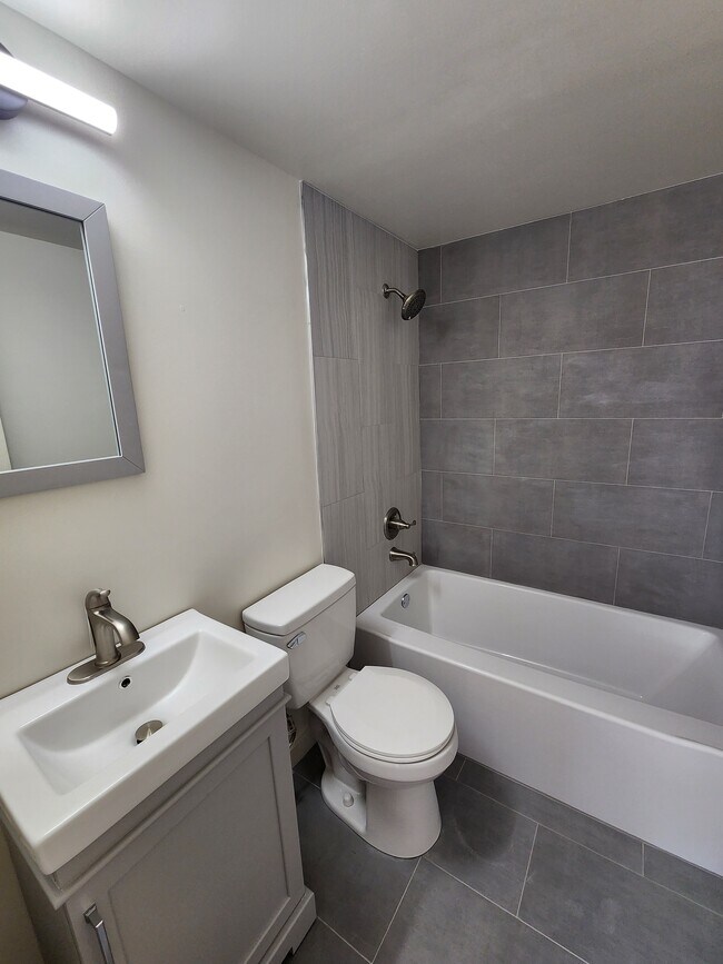 Full Bathroom - Main Line Court