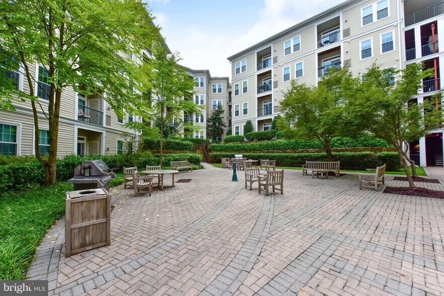 Courtyard with gas and charcoal grills - 2321 25th St S