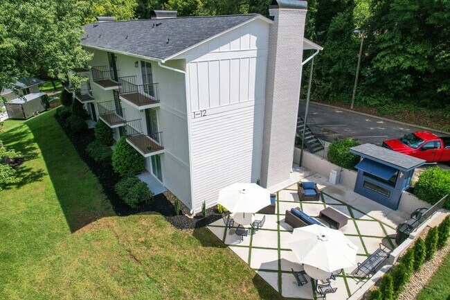 Building Photo - Furnished 1BR Studio w/ Fireplace & Deck – Prime Location!