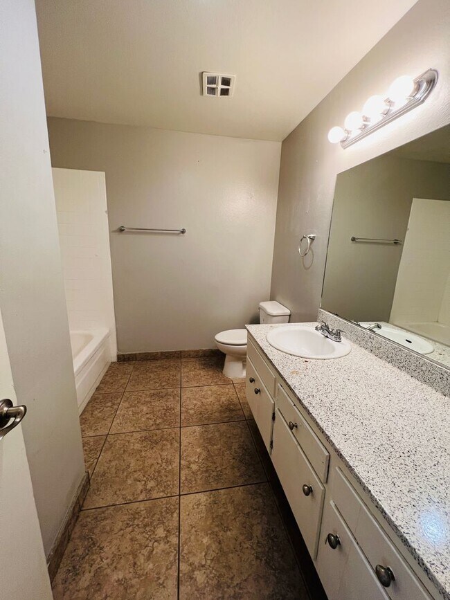 Building Photo - 800 Linden Ave