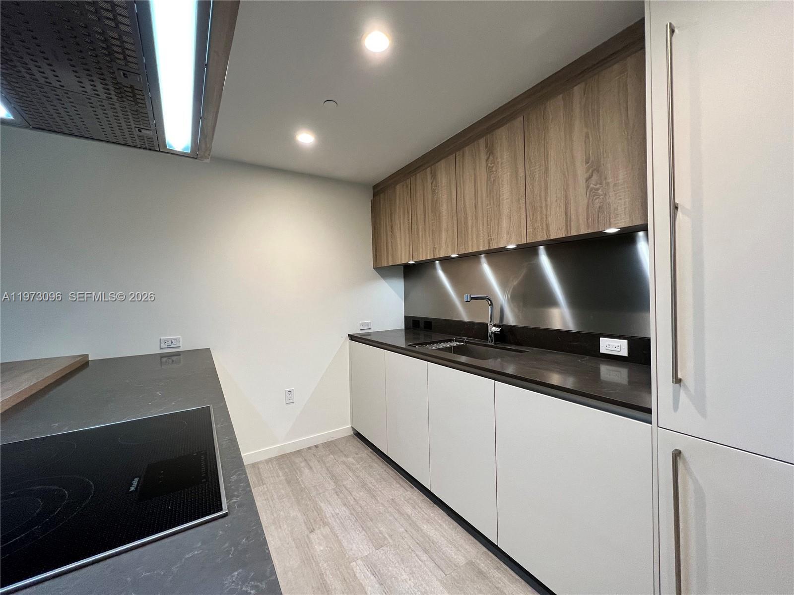 Building Photo - 1000 Brickell Plz