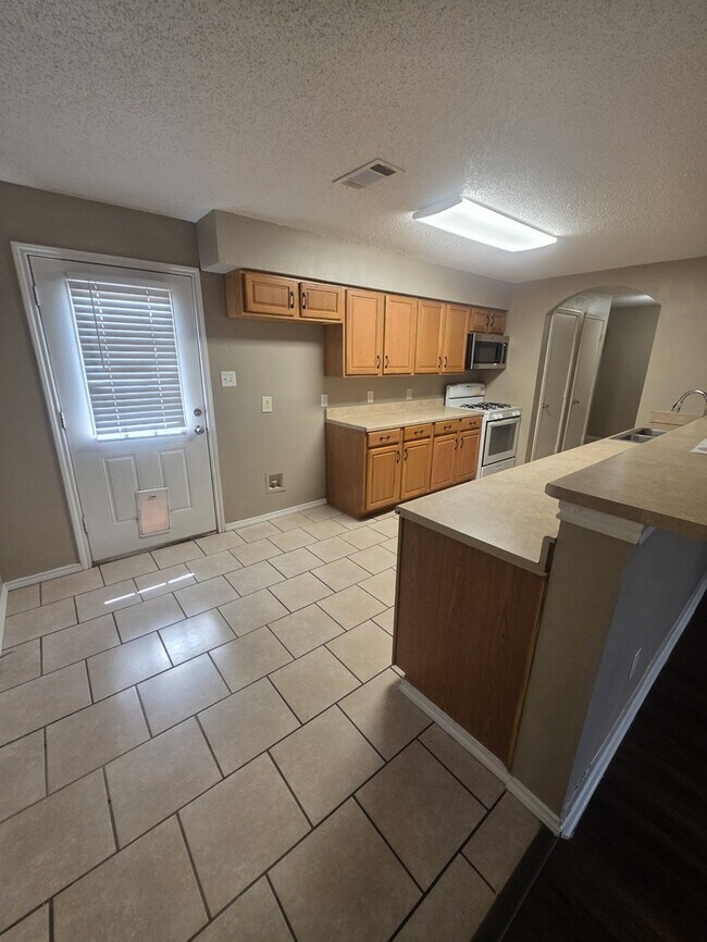 Building Photo - 4 bed 2 bath home