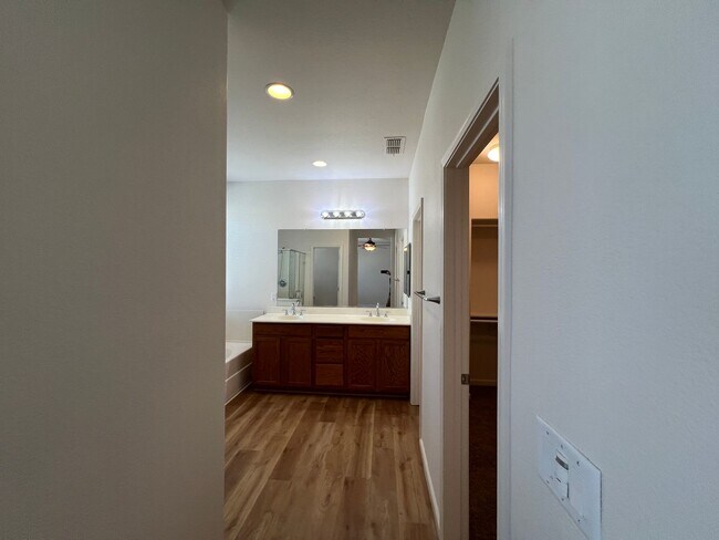 Building Photo - 5 bedroom home located in Sylvan School District!