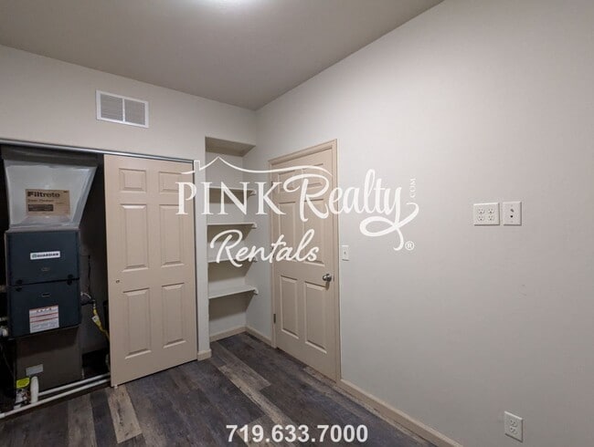 Building Photo - 1325 N Challenger Pl