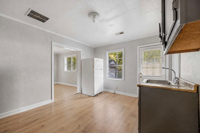 Building Photo - Berclair 1BR with appliances included — $750/mo, $450 deposit