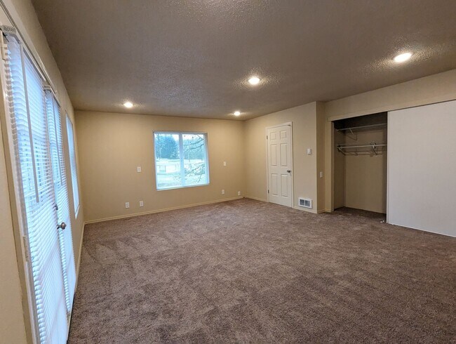 Building Photo - Charming 1 Bedroom Apartment w/ Deck Overl...
