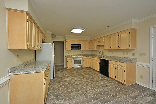Building Photo - 212 Lakeshore Dr