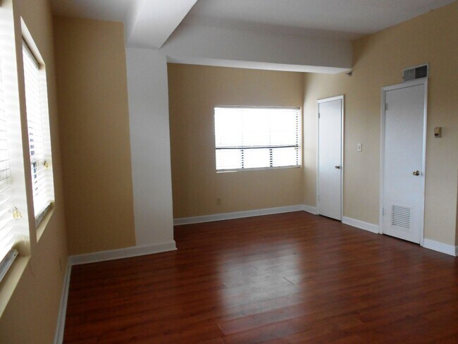 Building Photo - Cozy 2 Bedroom Apartment - Walk to UGA Cam...