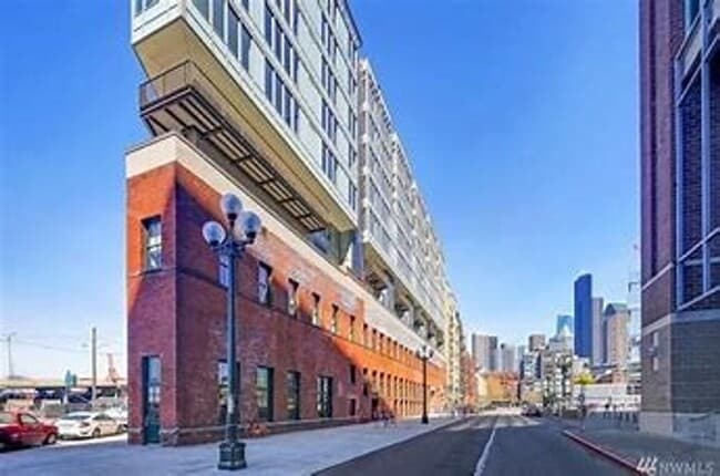 Building Photo - Beautiful and Historic condo just steps fr...