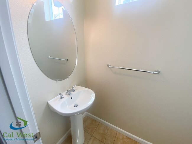 Building Photo - $3795 - 3 Bed/2.5 Bath Tri-level Townhome ...