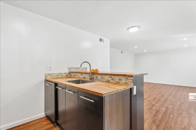 Building Photo - 1833 Fremont Ct