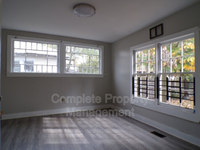 Building Photo - 6817 Division Ave