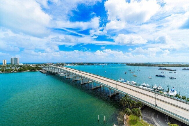 Building Photo - 2640 Lake Shore Dr