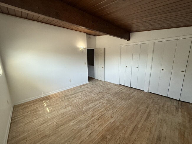 Building Photo - Large 2BR Townhouse NE Side
