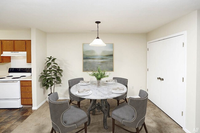 Dining Area - Hidden Ponds