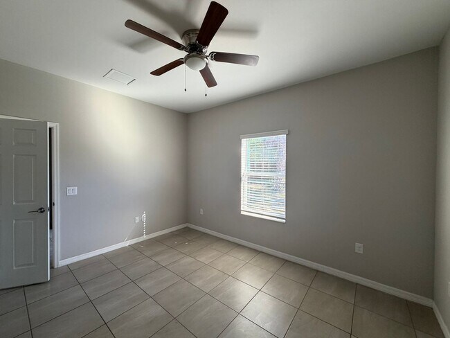 Building Photo - 523 NE 24th Ave